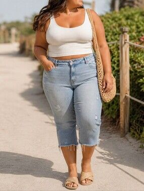 Maurices Plus Size Light Wash Distressed Cropped Capri Jeans Raw Hem Y2K Casual